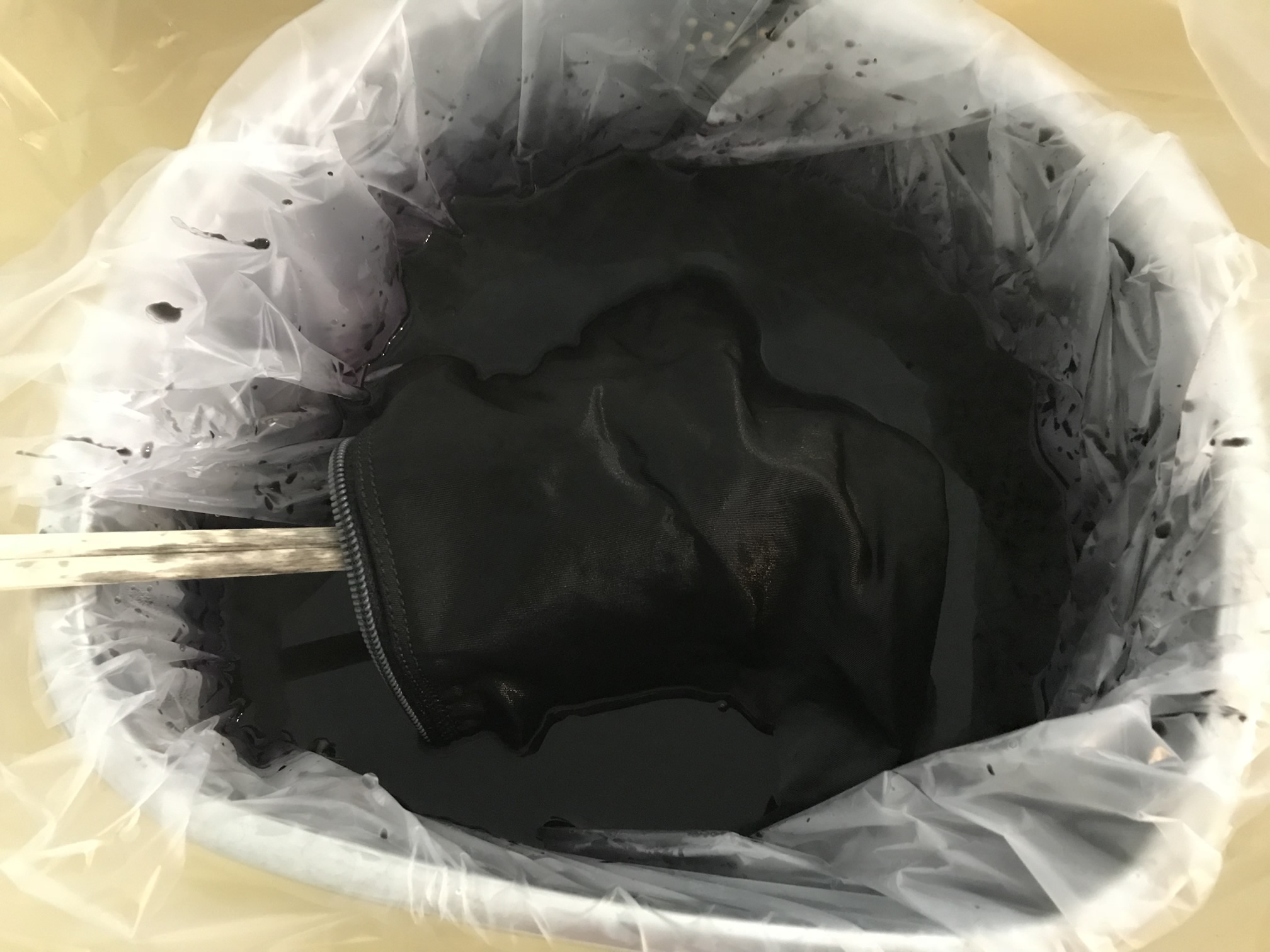 染料を揉みこむ