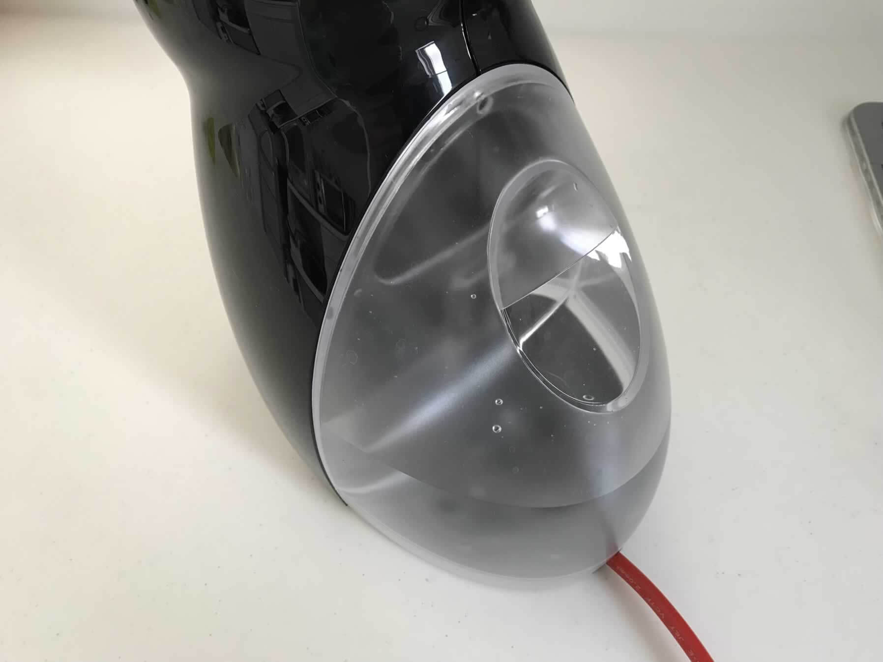 給水タンクに水を入れる
