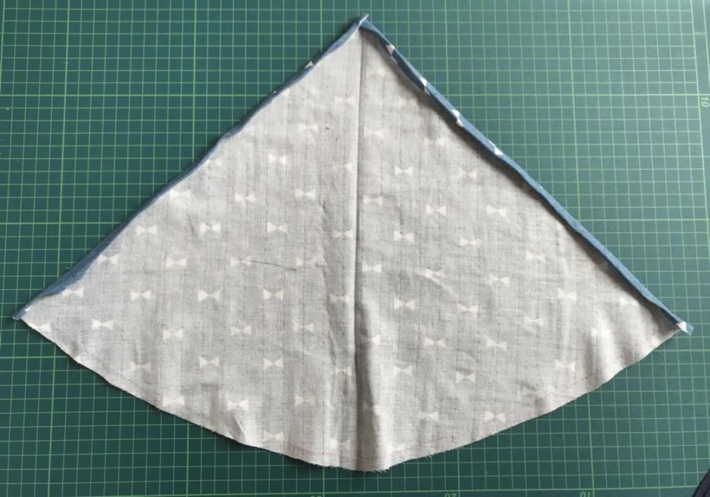 三角巾本体の端を縫う